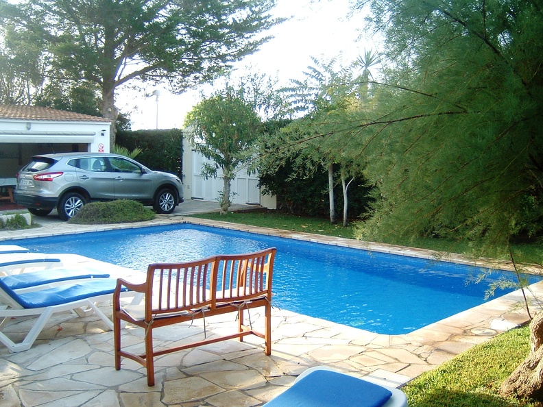 02 Our pool and hire car.JPG