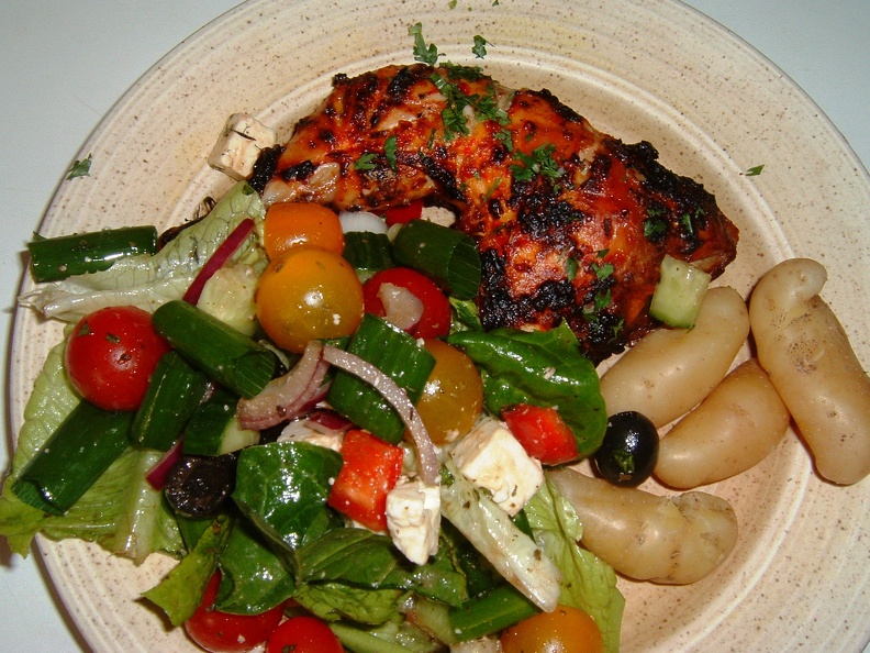 Harissa_chicken_with_Greek_salad.JPG