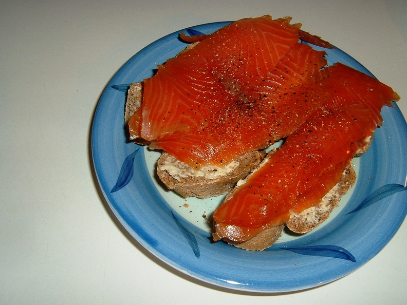 Smoked_salmon_on_CP_s_bread.JPG