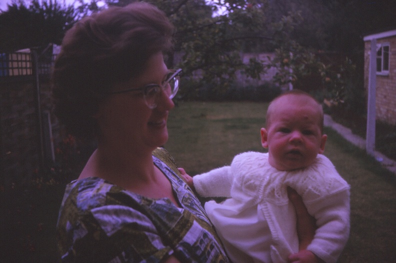 35 Mum & Wendy (16.5 weeks).jpg