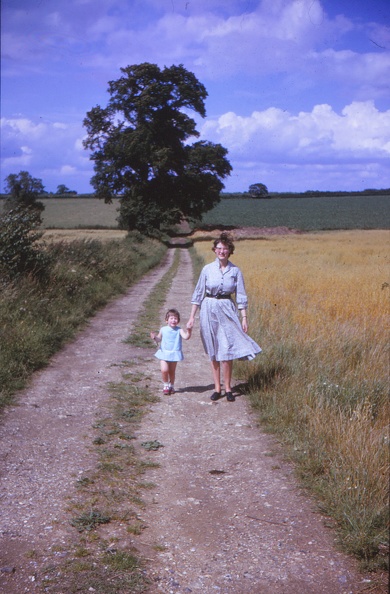 22 Wendy & Mum after picnic in Thurlow.jpg