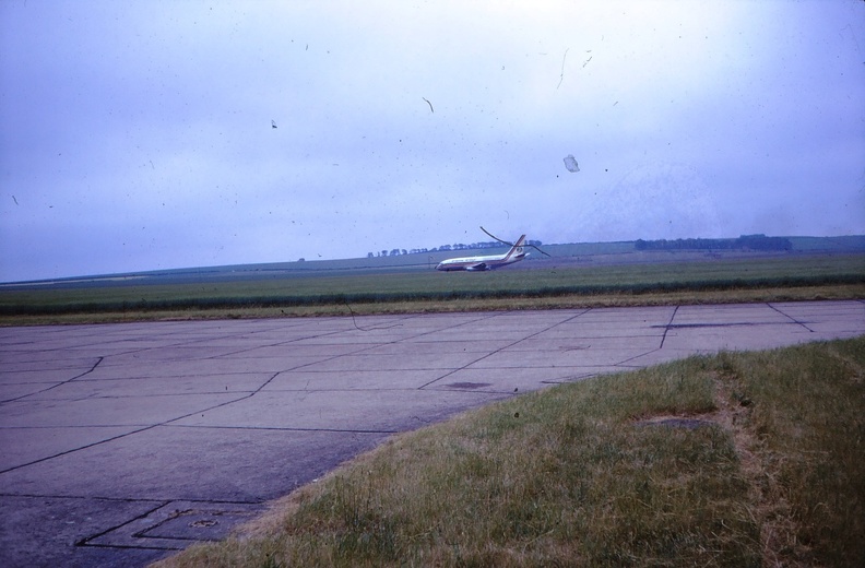 09 Twin-jet airliner arriving Duxford air display.jpg