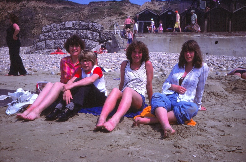 31 Mum,D,R&W on Charmouth beach.jpg